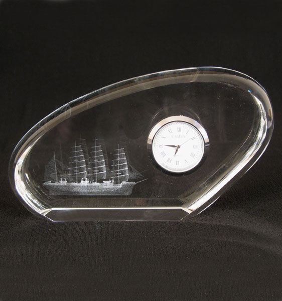 Часы овальные с голограммой "Корабль", стекло